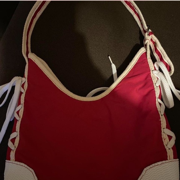 Red and white shoulder bag with adjustable strap
Brand is “first 101 kiss” - Picture 2 of 4